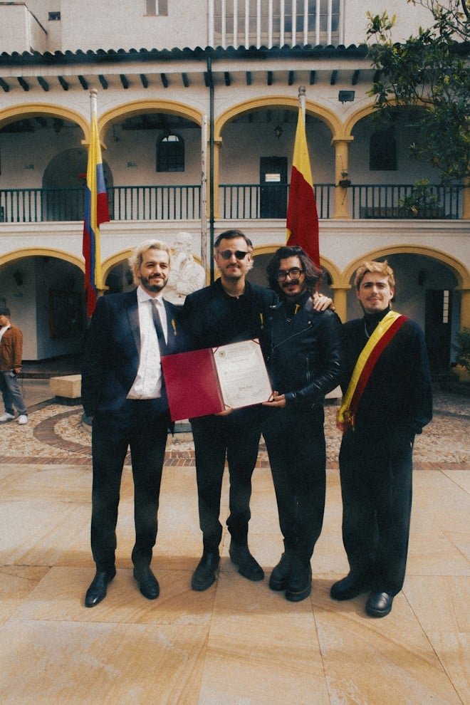 Morat Recibe la Cruz de Plata en Bogotá. Morat Recibe la Cruz de Plata en Bogotá.