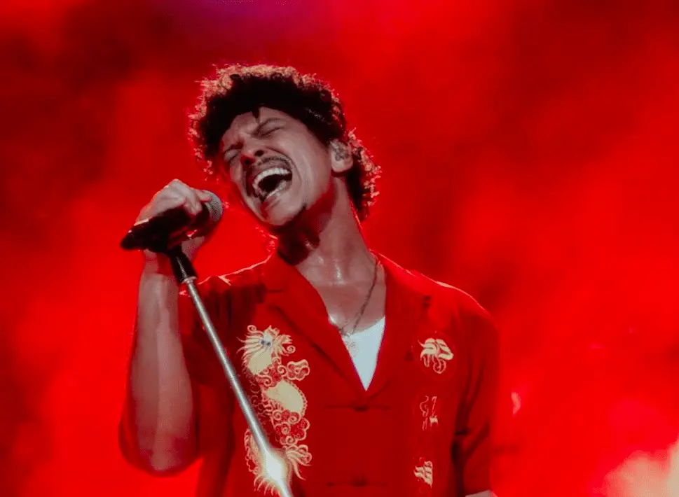 Bruno Mars Sorprende Vestido de Mariachi Bruno Mars Sorprende Vestido de Mariachi