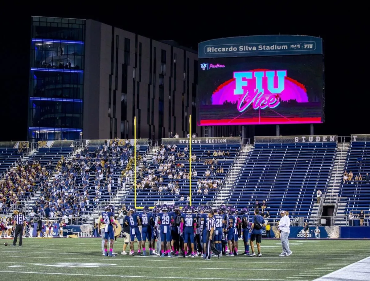 Pitbull Compra los Derechos de Estadio En la Florida.