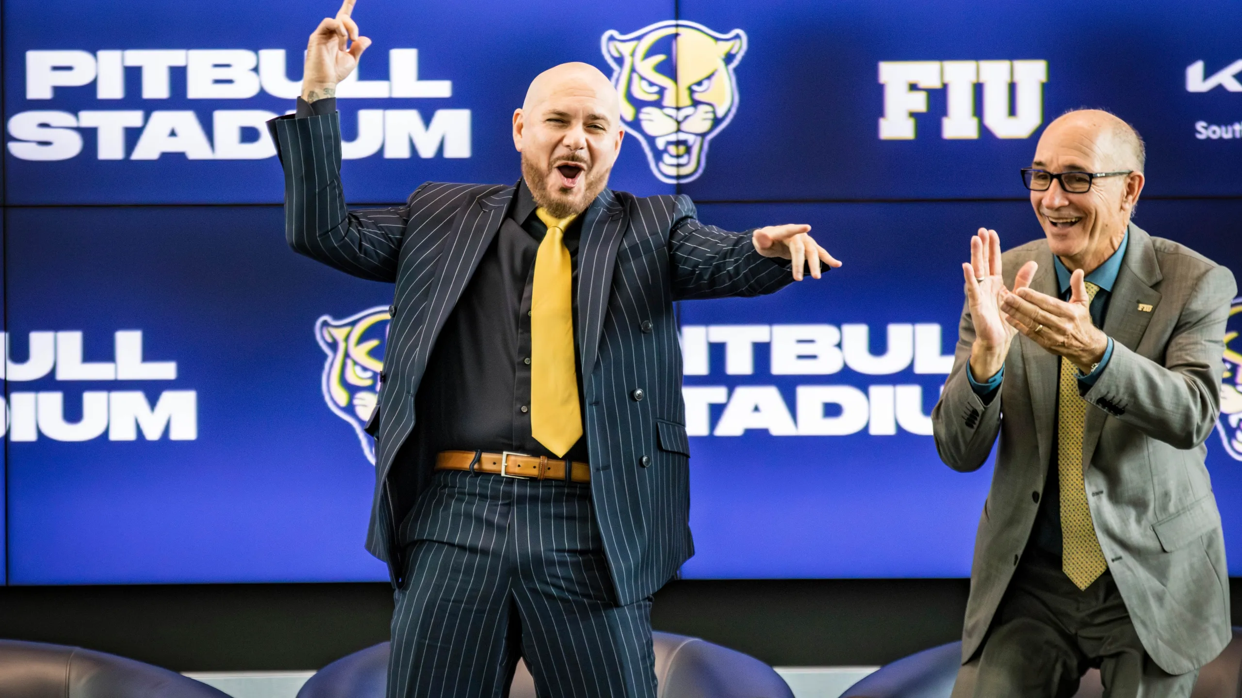 Pitbull Compra Derechos de Estadio En la Florida.