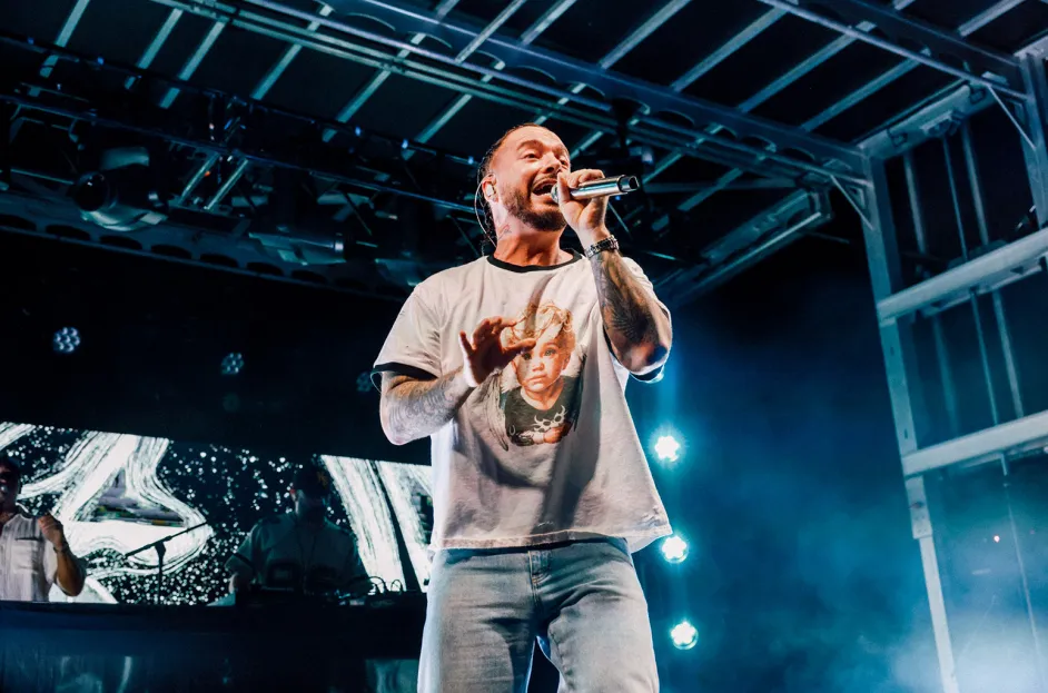J Balvin Sorprende en Wynwood J Balvin Sorprende en Wynwood