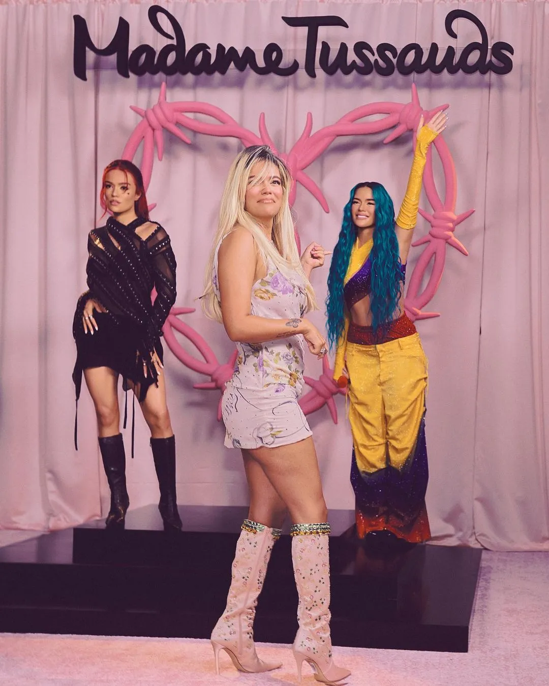 Karol G con sus réplicas en el museo de cera de Madame Tussauds una vá con destino a NY, otra para Las Vegas. Karol G con sus réplicas en el museo de cera de Madame Tussauds una vá con destino a NY, otra para Las Vegas.