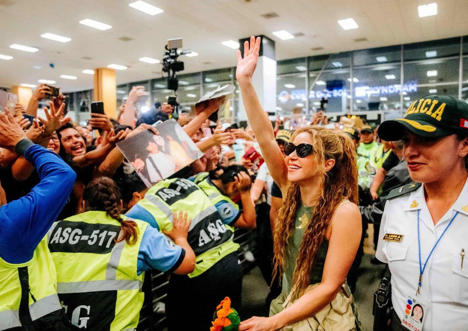 Shakira Causa Preocupación Tras su Hospitalización Shakira Causa Preocupación Tras su Hospitalización - Imagen de Shakira a su llegada en Perú