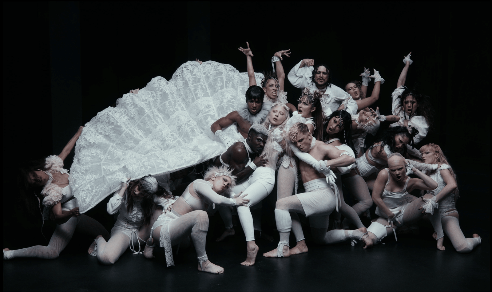 Lady Gaga Deslumbra con "Abracadabra" Lady Gaga Deslumbra con "Abracadabra"