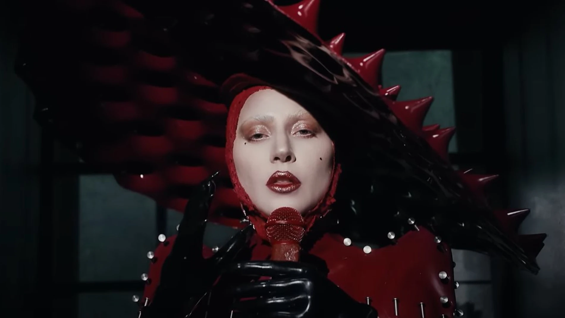 Lady Gaga Deslumbra con "Abracadabra" Lady Gaga Deslumbra con "Abracadabra"