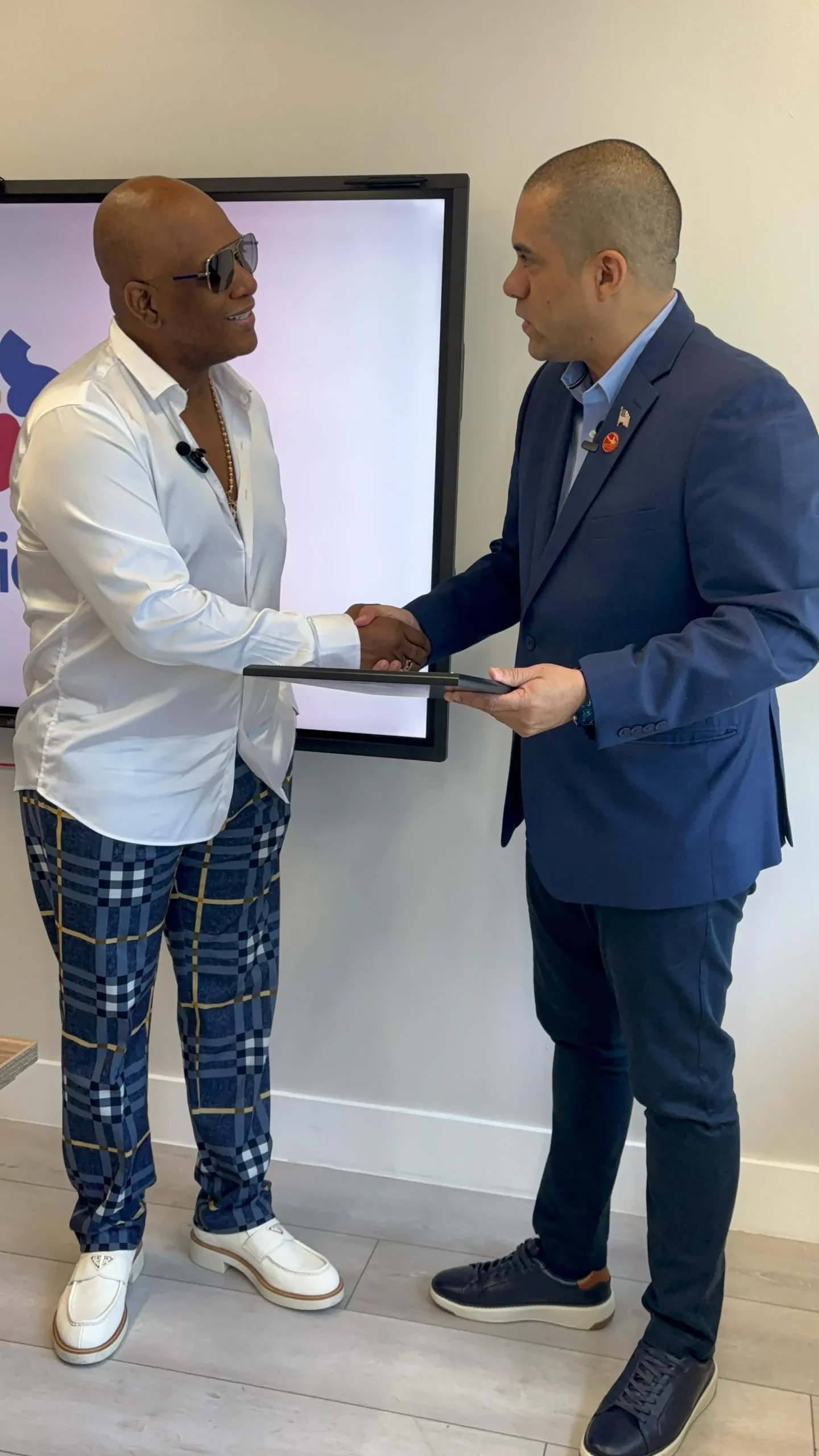 Willy García Recibe Reconocimiento En Miami Willy García Recibe Reconocimiento En Miami