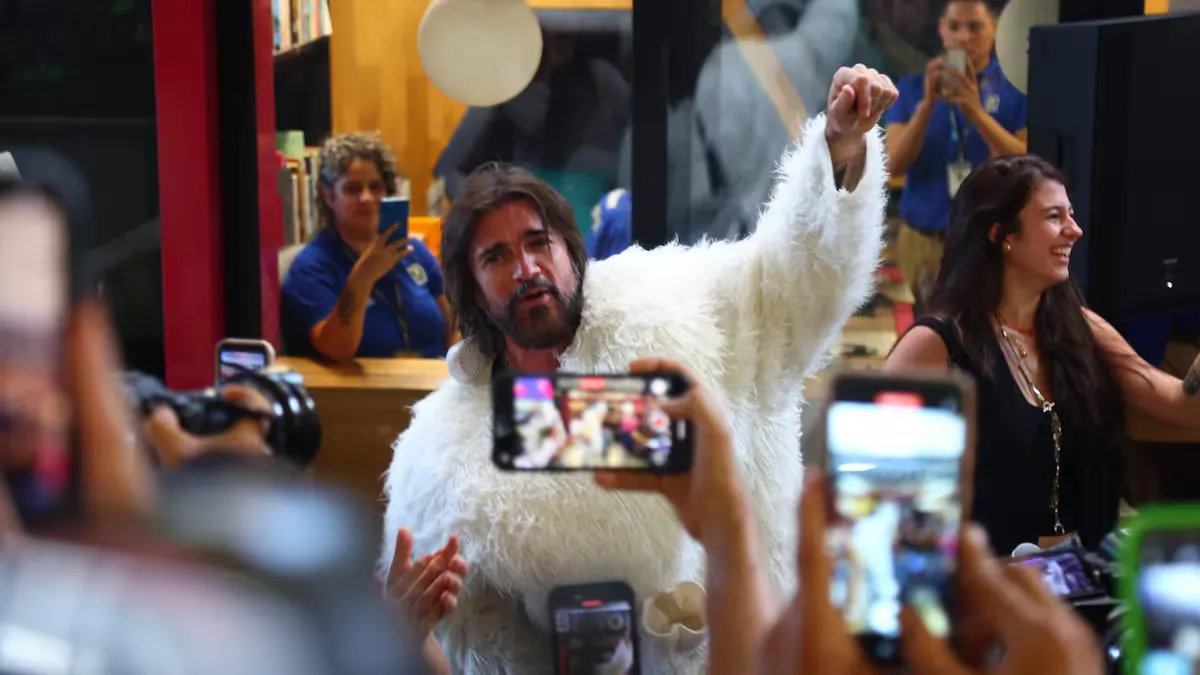 Juanes Un Oso en Medellin