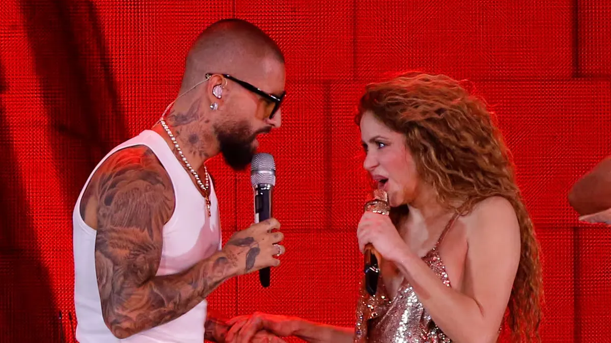Shakira le cumplió a Medellín Shakira le cumplió a Medellín. -Shakira y Maluma en El escenario.