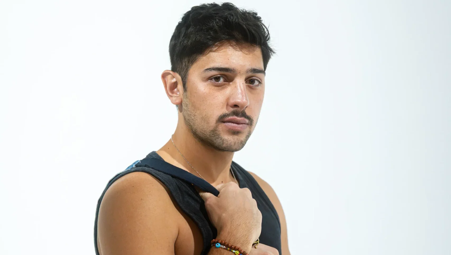 Tony Mils Revoluciona el Pop con Puro Sentimiento
