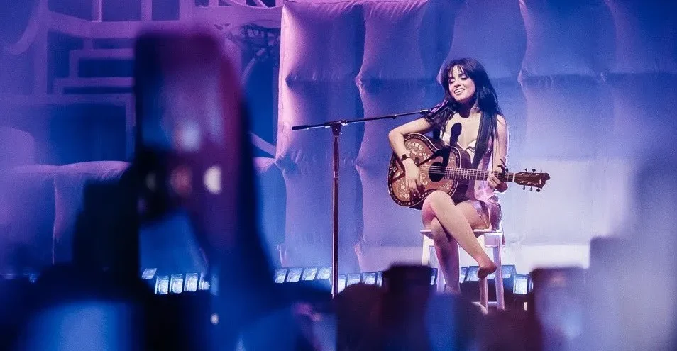 Camila Cabello Revive Torn en Concierto.