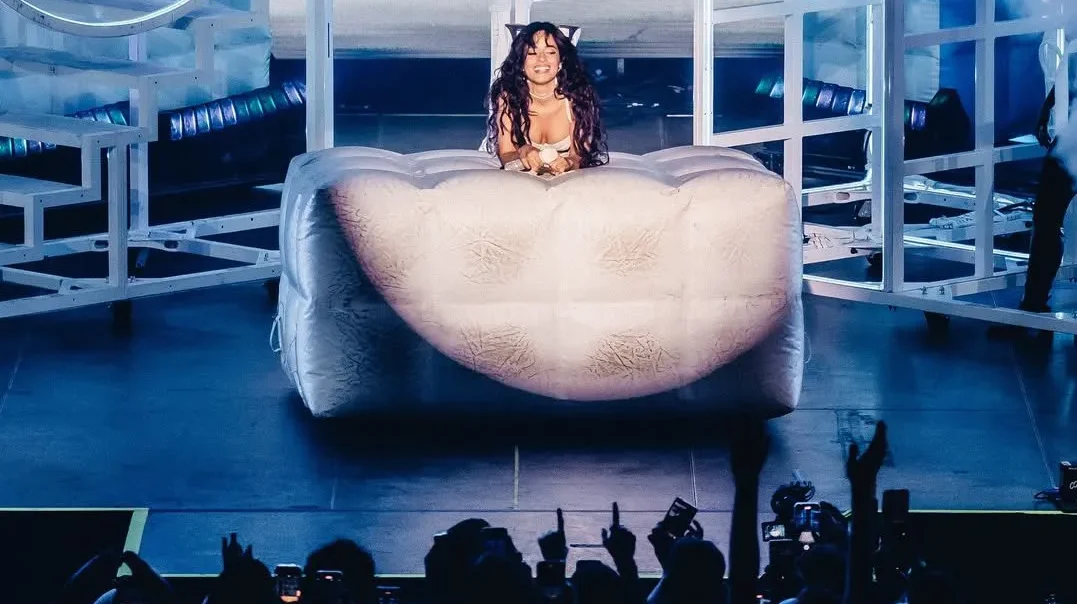 Camila Cabello Revive Torn en Concierto.