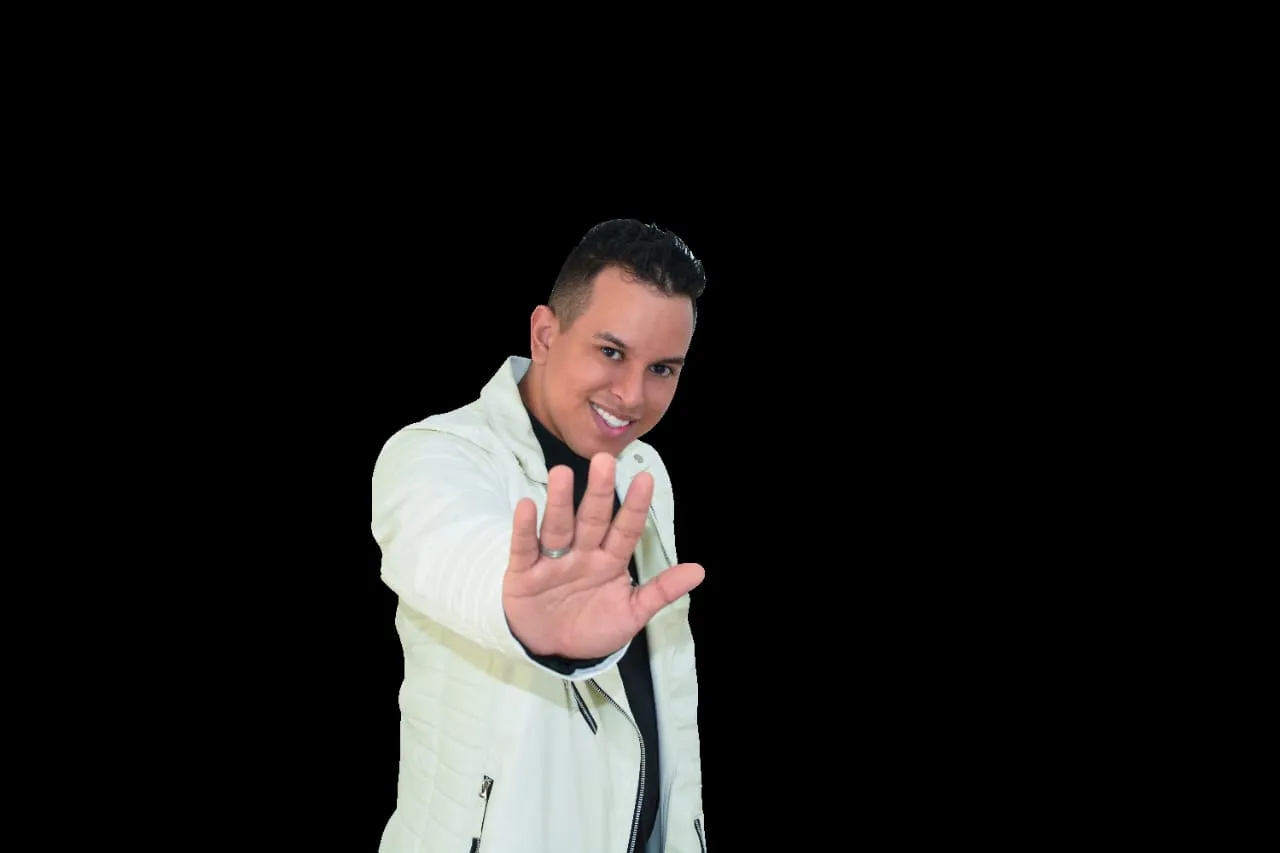 RUBIEL QUEVEDO Te pone a Bailar con un Nuevo Tema de Fin de Año.