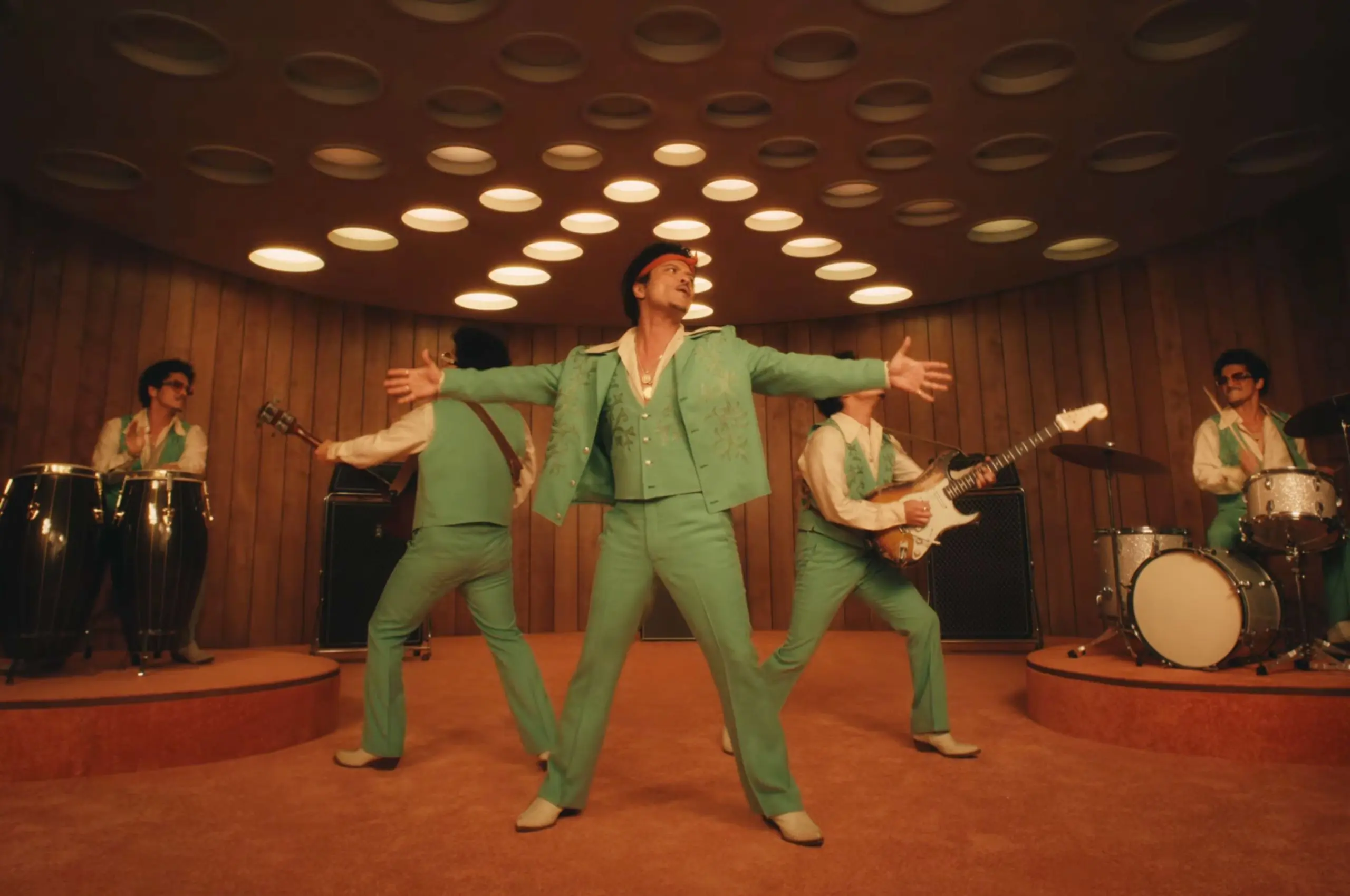 Bruno Mars Lanza Just-Might para Conquistar Todos Tus Sentidos