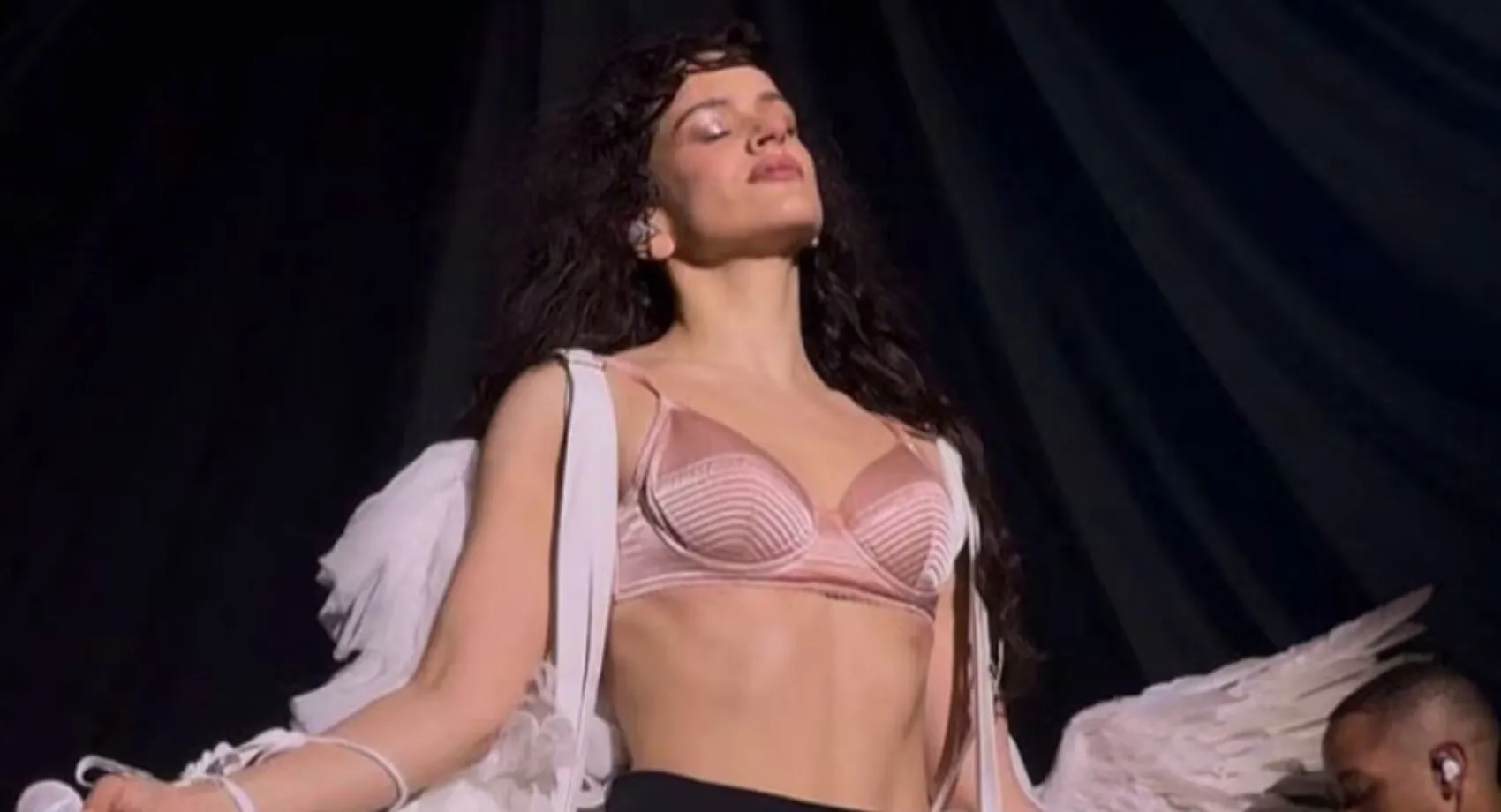 Rosalia Inicia en su Esperada Residencia en Madrid