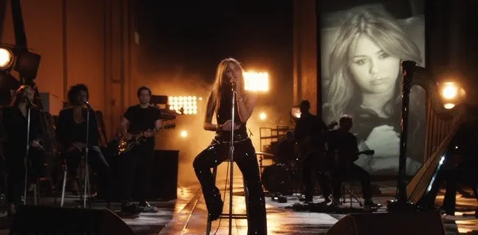 Younger You el Balance de Miley Cyrus Entre Nostalgia y Propósito