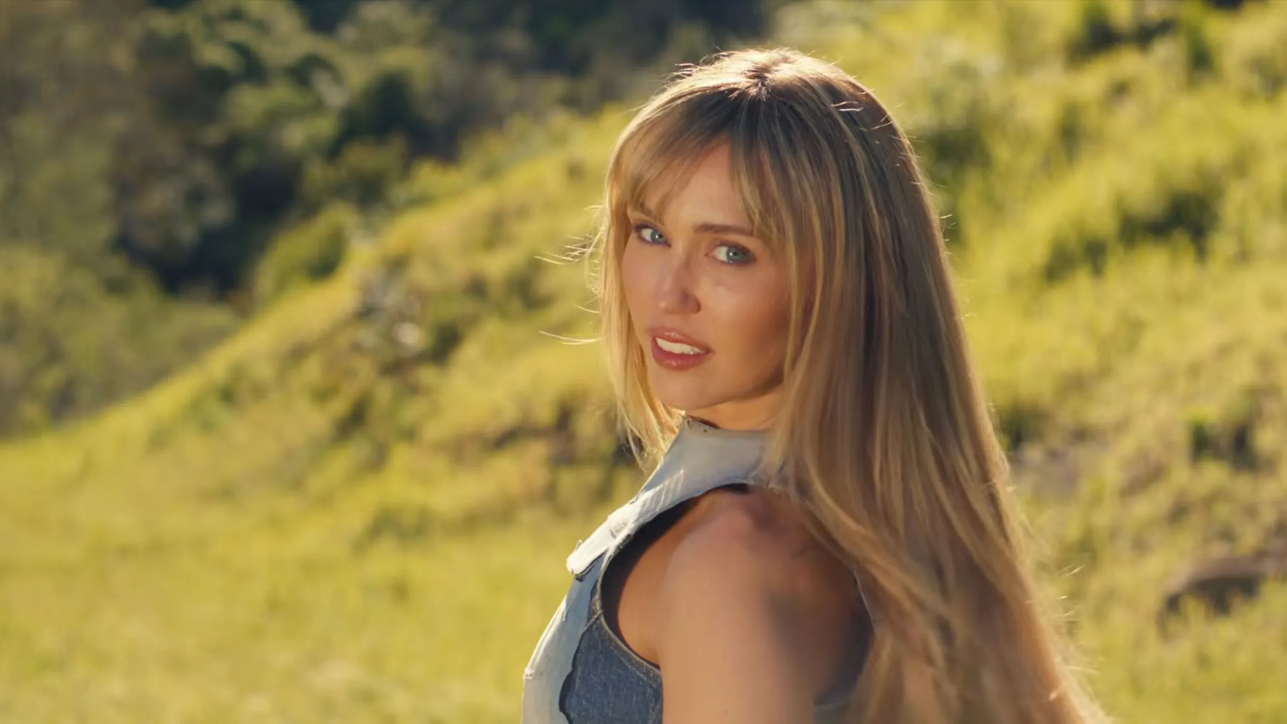 Younger You el Balance de Miley Cyrus Entre Nostalgia y Propósito