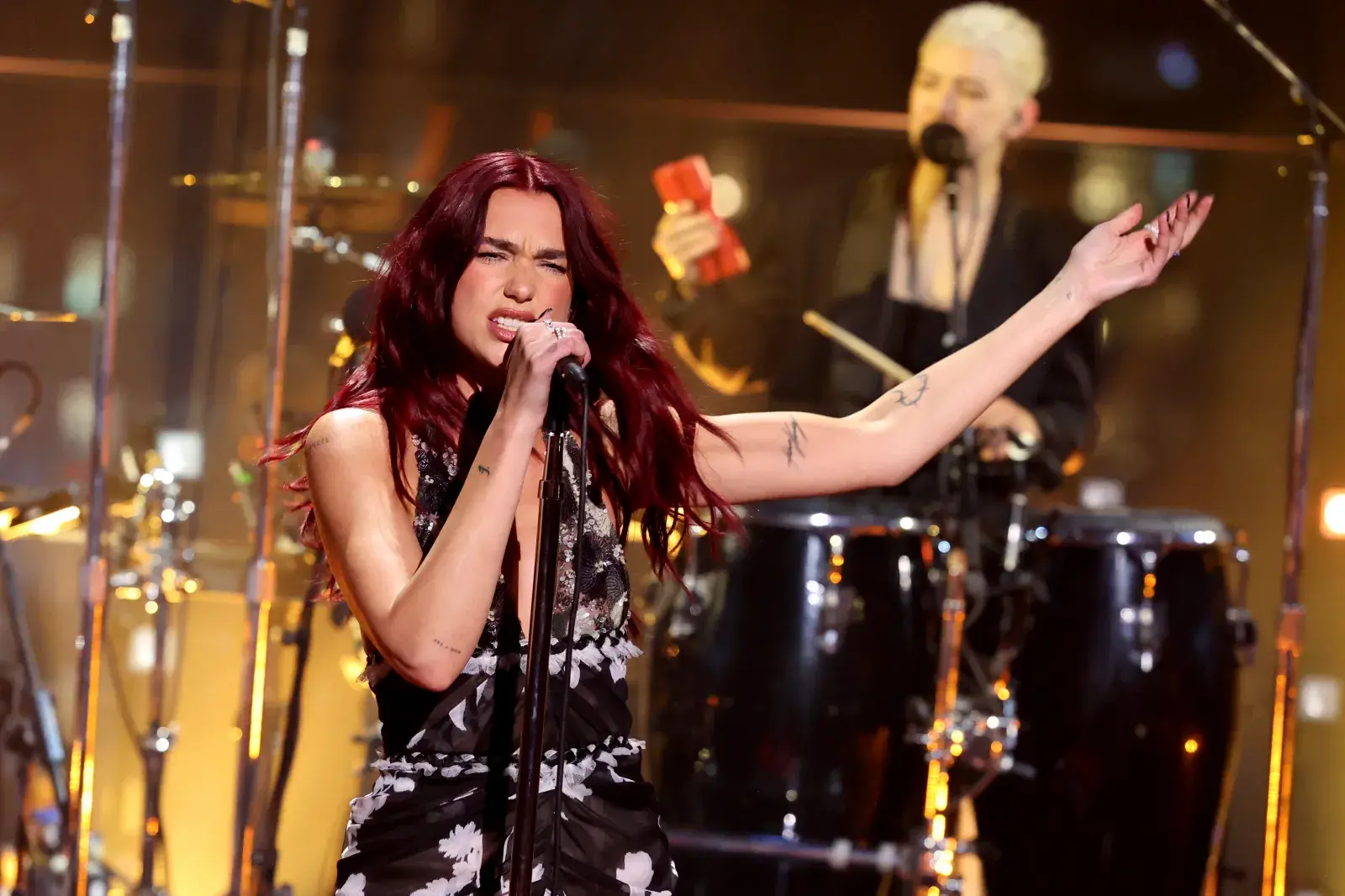Dua Lipa Sacude la Industria con su Sorpresivo Regreso