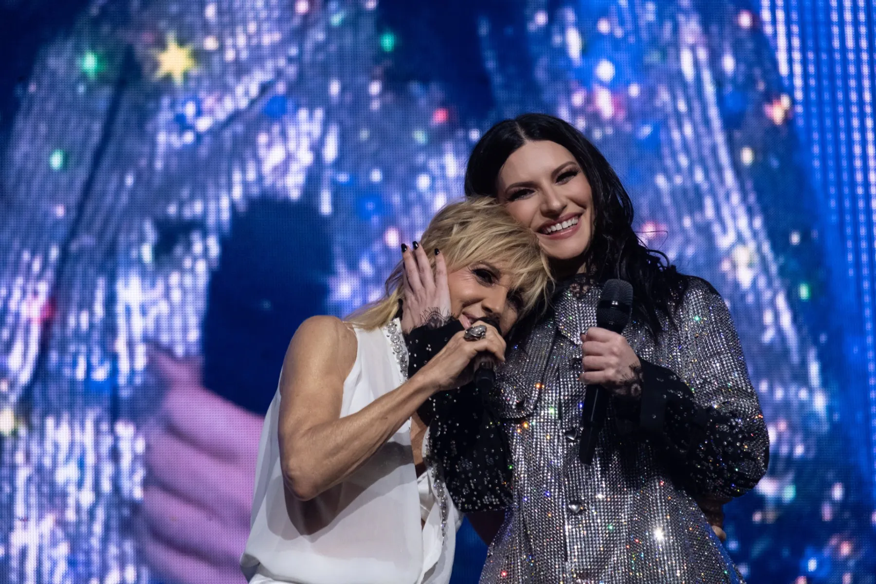 Pausini y Torroja Hechizan México con un clásico