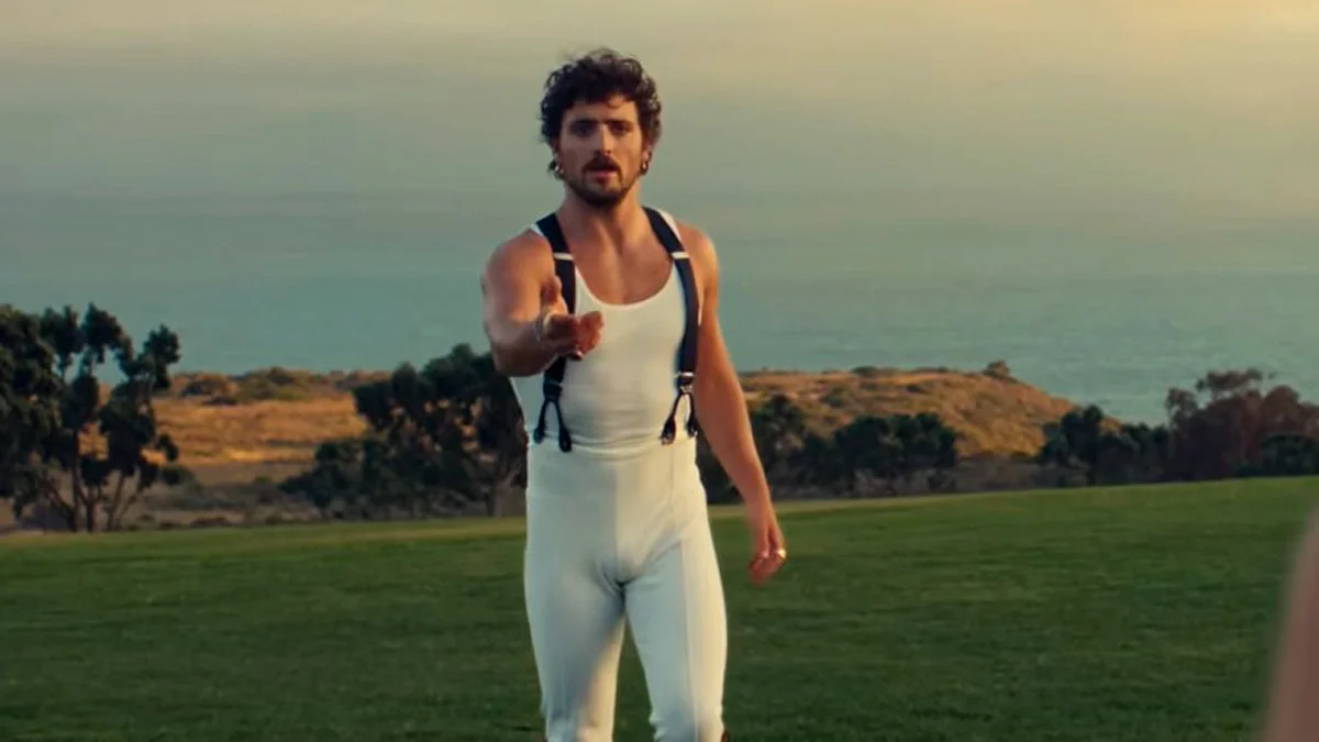 Benson Boone Estrena Canción con la Tiktoker Alix Earle en un Videoclip de Película