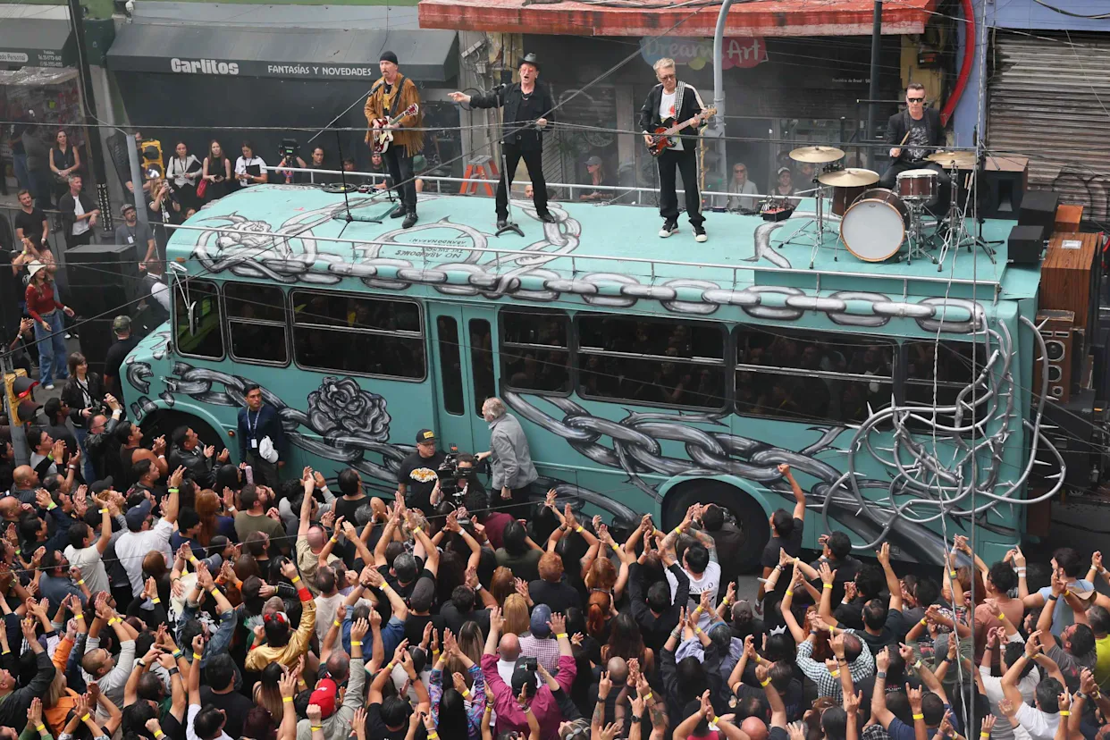 U2 Sacude las Redes Cantando en Español su Nuevo Éxito
