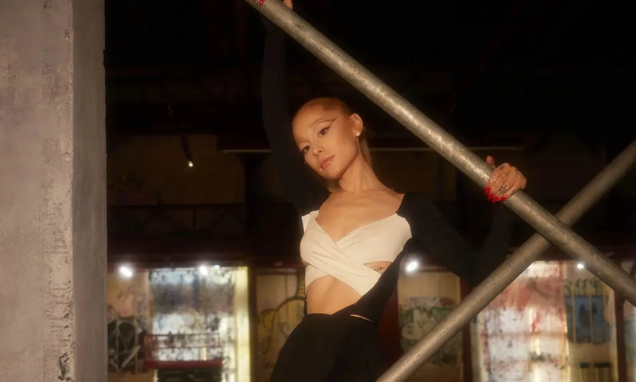 Ariana Grande se Despide Temporalmente de los Escenarios Tras Abrumador Escrutinio.