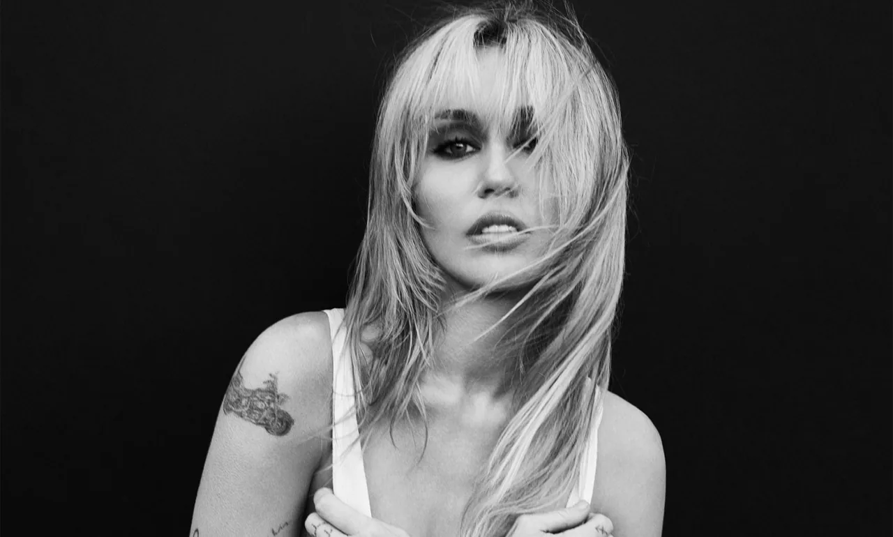 Miley Estrena el Potente Remix de Bass Persuades Junto a Model Actriz