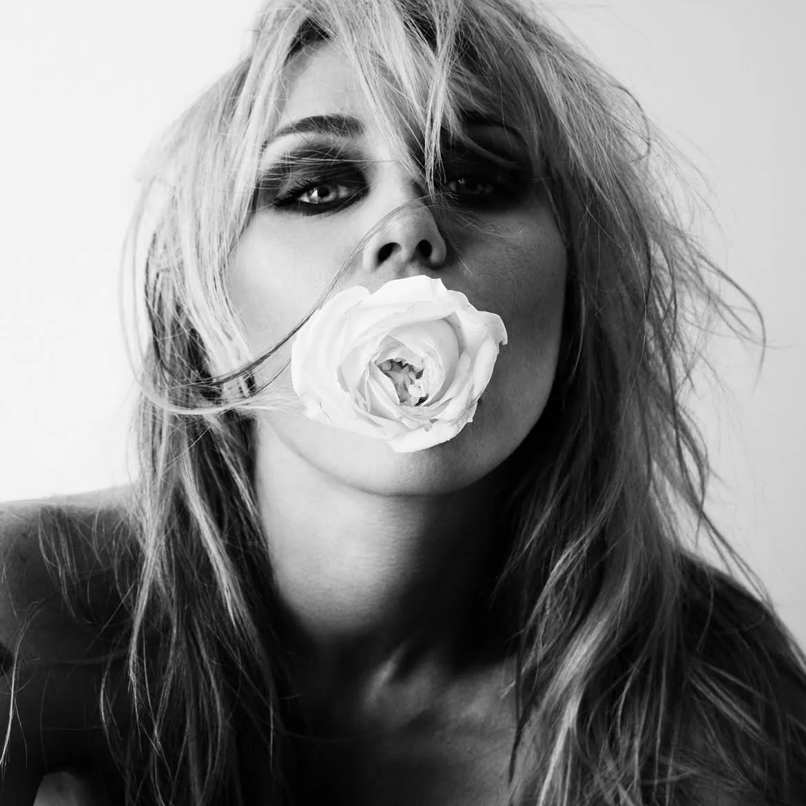 Miley Estrena el Potente Remix de Bass Persuades Junto a Model Actriz
